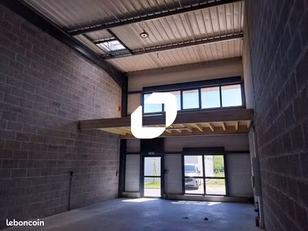local d'activité 830 m²