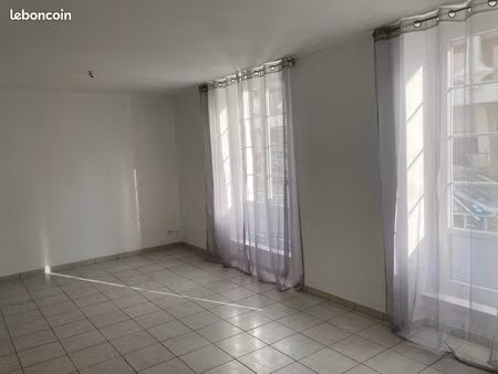 grand t2 lumineux avec parking proche place de la visitation