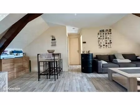 appartement lumineux avec séjour-salon  cuisine équipée séparée  chambre et pièce de range