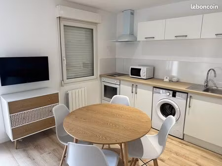 studio meublé avec terrasse aménagée et place de parking