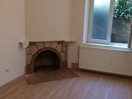 cellule dans local profssionel libre de suite