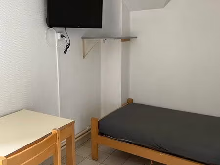 petit studio (eau c/f  chauffage compris)