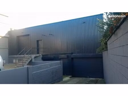 entrepôt avec quai de déchargement et parking