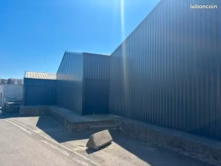 entrepôt avec quai de déchargement