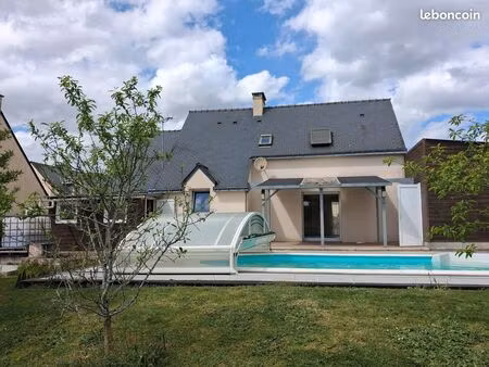 maison avec piscine couverte dans terrain arboré entièrement clos