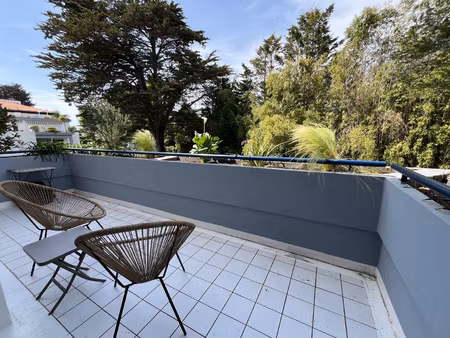 t2 avec terrasse et parking proche des 5 cantons