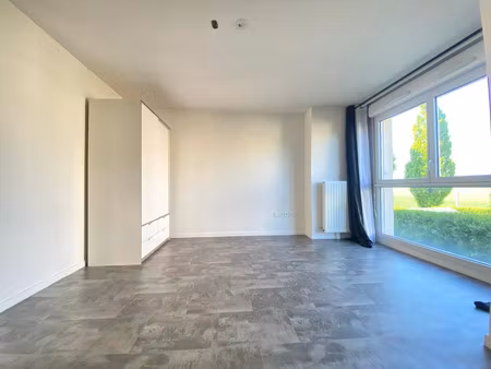 exclusivite - studio avec parking privatif extérieur et terrasse.