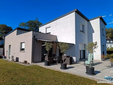 ? pontivy : maison ?récente proche ville et commerces ? : 4 chambres + 693 m2 terrain