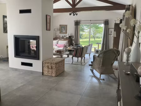 maison offrant de belles prestations dans un cadre verdoyant