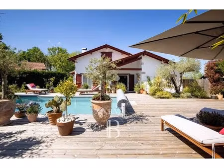 ascain  maison de 200 m² au calme avec piscine