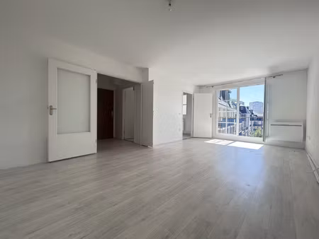 a deux pas du centre et du chem du halage appartement exposé