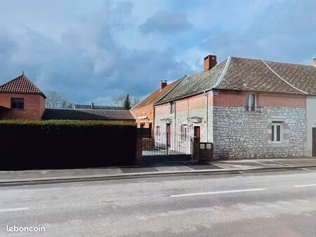 maison encienne en pierre bleue
