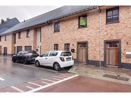 maison avec 3 chambres  jardin et garage. libre le 1er août