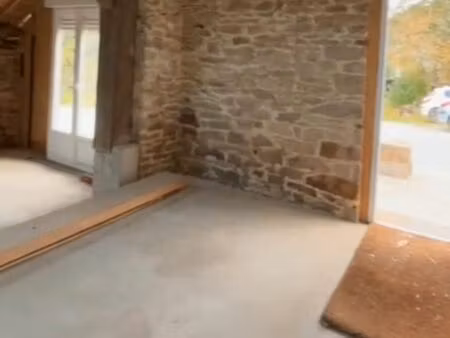 maison en pierre avec dépendance