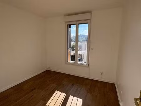 f2 lumineux et rénové metz devant les ponts