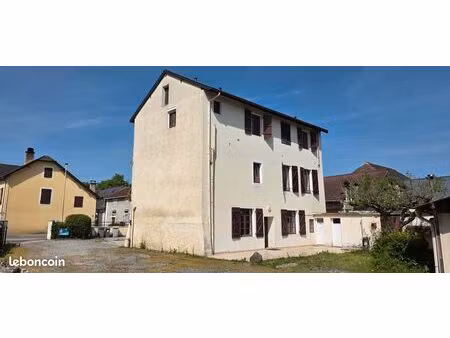 ensemble immobilier de deux étages à rénover