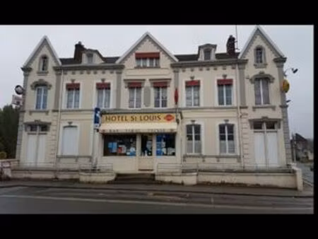 ancien hôtel et un commerce