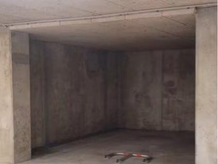 grand parking en sous-sol sécurisé – 16 m² avec caméra