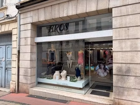 local commercial metz gare  68m2  belle visibilité  grande vitrine sur rue passante dans u