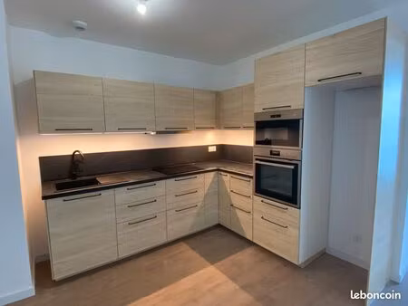 t3 rénové – 62 m² – vue port – emplacement premium – saint-goustan