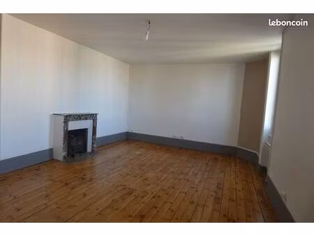 t4 de 85 m² avec combles aménageable de 78 m²  2 parkings et caves  dans ancienne maison b