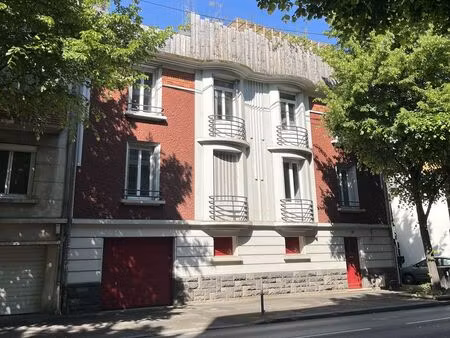 belle maison de ville des années 30 avec grand rooftop