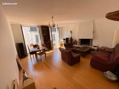 grande maison de ville rénovée à 100 m de la place du marché et de la mairie  de la rue pr