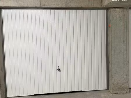 loue garage ou espace de stockage