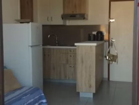 f2 bis  à 300 m des plages  terrasse  parking totalement rénové