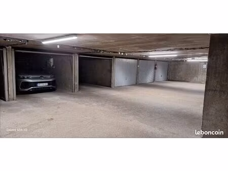 box fermé 15m2 - securisé - proche part-dieu