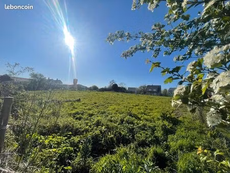 beau terrain 1390 m² – large façade – projet maison possible – proche centre