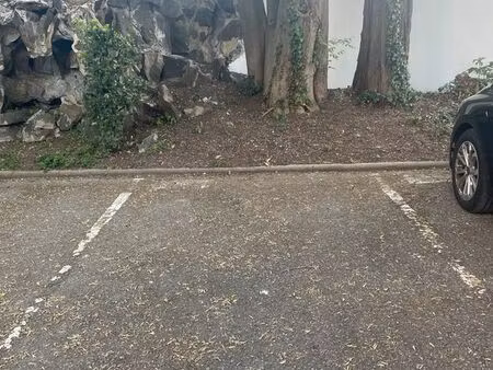 parking extérieur dans résidence securisee