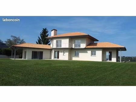 belle villa contemporaine avec vue panoramique sur les pyrénées – secteur recherché de bur