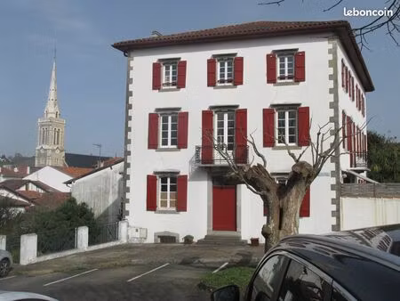 maison de ville 400 m² avec jardin et piscine au cœur d’un village basque