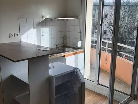 studio lumineux avec balcon + parking – proche fac