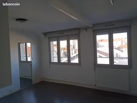 riom-f2 43m²-483+140 euros compris chauffage- parking gratuit a 60 mètres