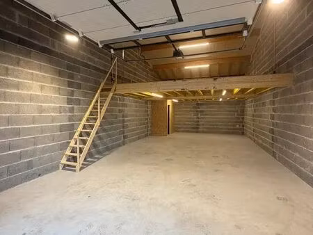 local artisanal 70m2 + 40m2 de mezzanine 700ht