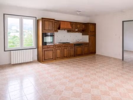 a louer à thiers : maison de 68 m² avec grand jardin de 1000 m²