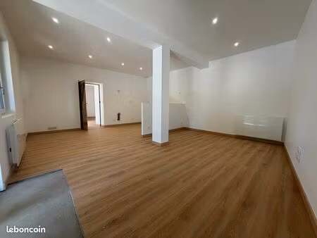 t2 entièrement rénové avec extérieur privatif – saint-laurent-d’agny