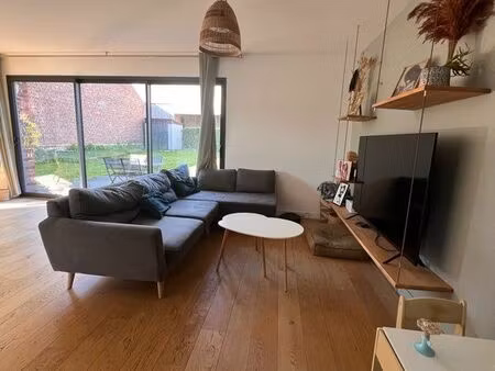 maison cubique récente en impasse