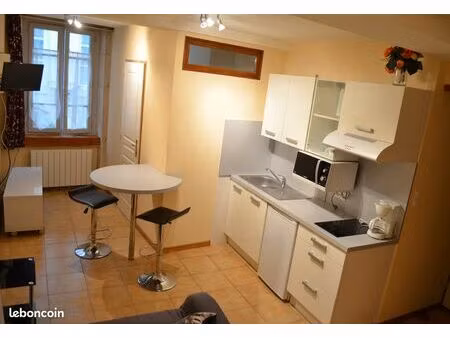 location studio meublé 29m²