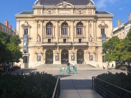 appartement t2 rénové au cœur des célestins