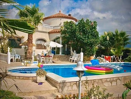 villa avec 2 appartements indépendants  piscine et grand terrain – costa dorada (espagne)