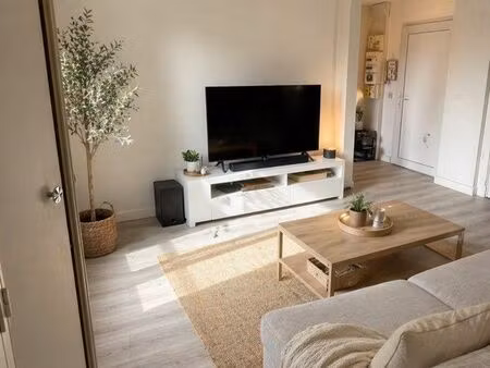 t2 rénové 2021 – triple exposition – petite résidence 4 logements – 150m douane genève – s