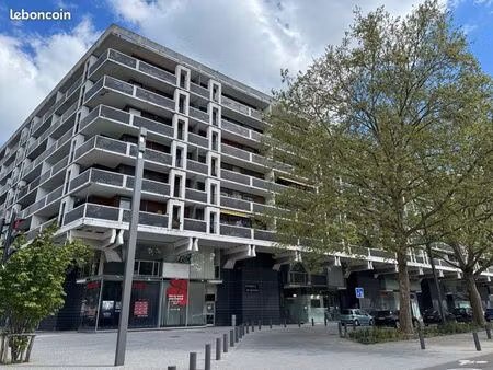 bureau en petit coworking  mairie de lille