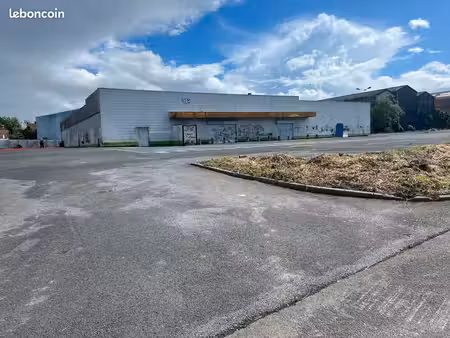 local commercial / entrepôt de 500m2 avec parking