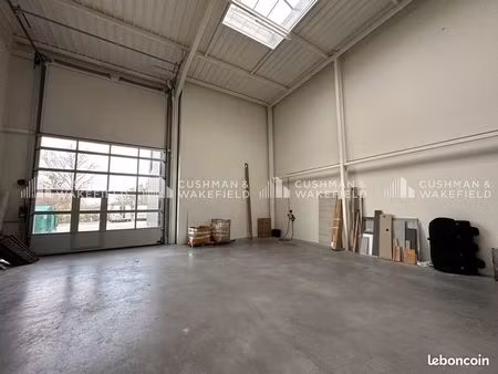 local 320 m²