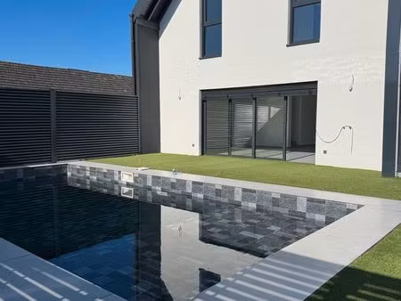 maison neuve moderne sans espace vert