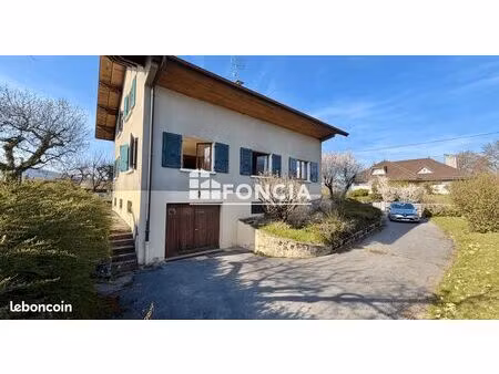 la roche-sur-foron : maison divisée en deux appartements