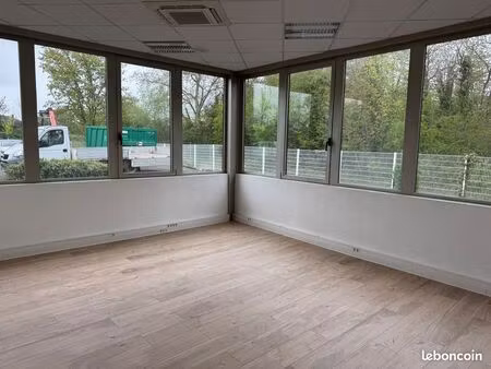 bureau et dépôt de stockage